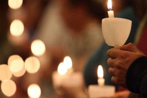 Πασχαλινή λαμπάδα: Τι συμβολίζει, πότε και από πού προέκυψε το έθιμο