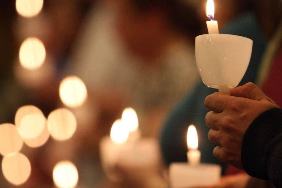 Πασχαλινή λαμπάδα: Τι συμβολίζει, πότε και από πού προέκυψε το έθιμο