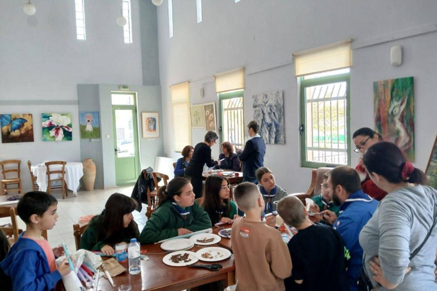 Μικροί και μεγάλοι στο Καστέλλι στόλισαν τις λαμπάδες τους