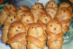 Λαζαράκια: Το πασχαλινό έθιμο που οι μαμάδες κρατούν ζωντανό ακόμη