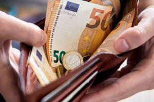 Τα 18 επιδόματα που αυξάνονται λόγω κατώτατου μισθού