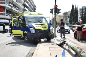 Ασθενοφόρο έπεσε σε κολώνα στο κέντρο της Αθήνας – Καταπλακώθηκαν δύο πεζοί