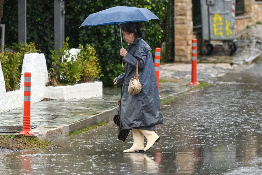 Αλλάζει πρόσωπο ο καιρός με τοπικές βροχές, σκόνη και πτώση της θερμοκρασίας