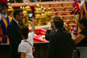 Για μια selfie δίπλα από το φέρετρο του Πάπα Φραγκίσκου