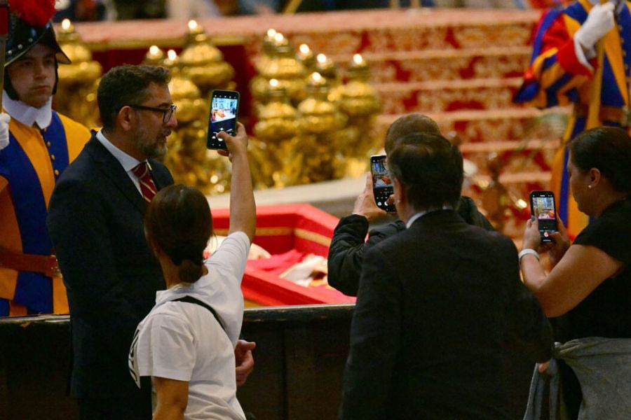 Για μια selfie δίπλα από το φέρετρο του Πάπα Φραγκίσκου