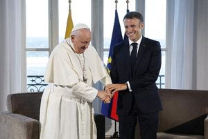 Το μήνυμα Μακρόν για τον θάνατο του Πάπα – Σκοτεινός απόψε ο πύργος του Άιφελ