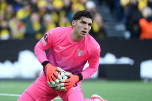 Οπαδοί της Τζένοα χτύπησαν με καπνογόνο τον Έλληνα τερματοφύλακα της Λάτσιο Χρήστο Μανδά