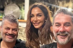 Δέσποινα Βανδή – Βασίλης Μπισμπίκης: Πασχαλινό γλέντι με τον Μανώλη Κονταρό στη Κρήτη