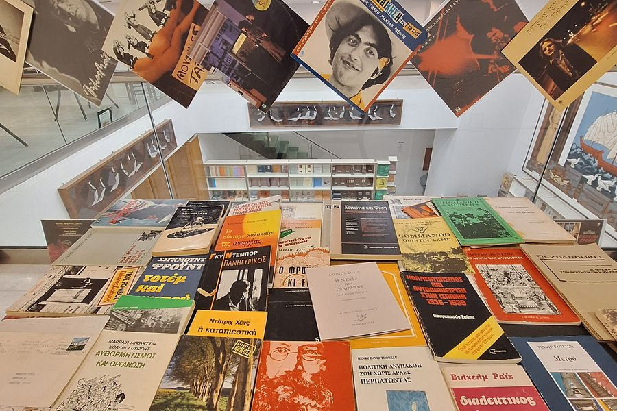 Δωρεά περιοδικών από τον Νοέμβριο 1973 στη Βικελαία Βιβλιοθήκη