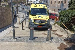 Tα κολωνάκια εμπόδισαν ασθενοφόρο να περάσει στο γήπεδο του Εργοτέλη-Λύση εδώ και τώρα στην πρόσβαση στο “Μαρτινέγκο”