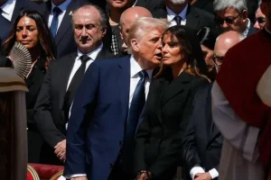 Οι πέντε λέξεις που ψιθύρισε η Μελάνια στον Ντόναλντ Τραμπ στην κηδεία του Πάπα Φραγκίσκου