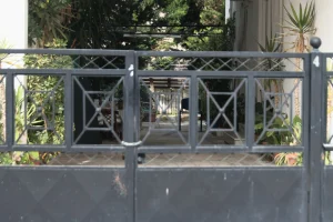 Μενίδι: «Την έσπρωξα γιατί πήγε να μου επιτεθεί με σφυρί» φέρεται να υποστήριξε ο 84χρονος