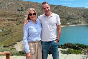 Μητσοτάκης: Η φωτογραφία με τη Μαρέβα και οι ευχές για το Πάσχα