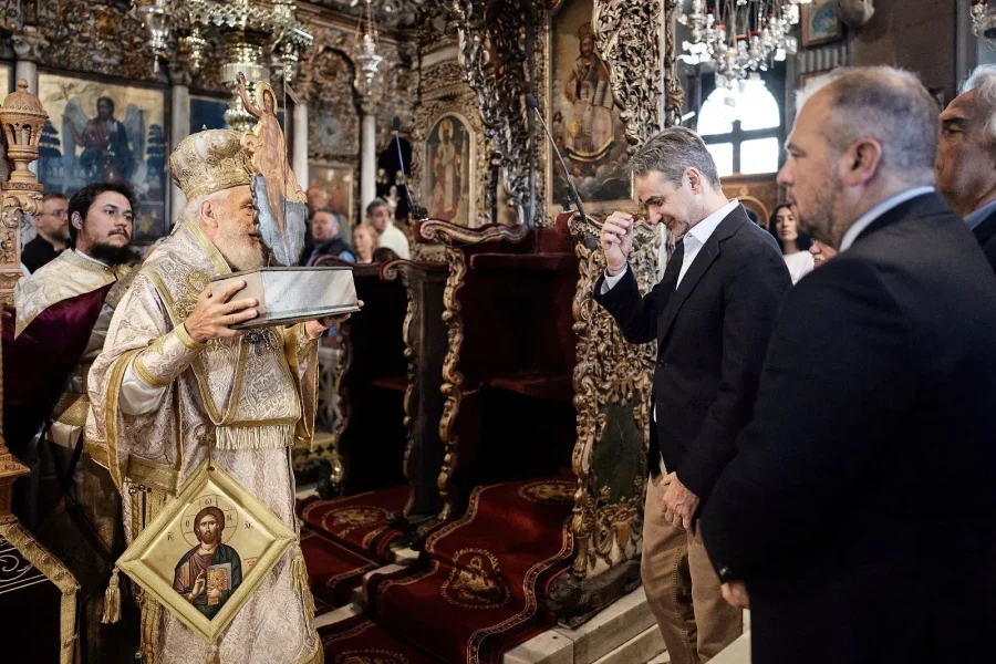 Την πρώτη Ανάσταση στην Τήνο παρακολούθησε ο Κυριάκος Μητσοτάκης