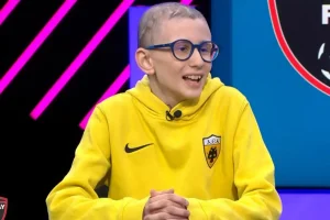 Συγκίνησε ξανά ο μικρός Μιχαήλ που πήρε τη φανέλα του Κωνσταντέλια: «Ήθελα να κάνω ένα πλακάτ για να δώσω δύναμη και σε άλλα παιδιά»