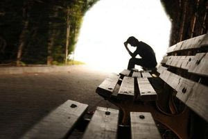 Μόνοι στην ερημία του πλήθους