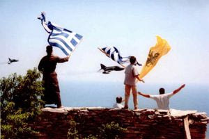 Άγιο Όρος: Συγκινεί ο μοναχός που υψώνει την ελληνική σημαία κάθε Κυριακή του Πάσχα