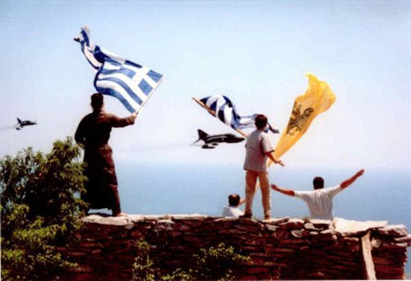 Άγιο Όρος: Συγκινεί ο μοναχός που υψώνει την ελληνική σημαία κάθε Κυριακή του Πάσχα