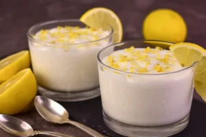 Δροσερή και εύκολη μους λεμόνι με 4 υλικά για το Πασχαλινό τραπέζι