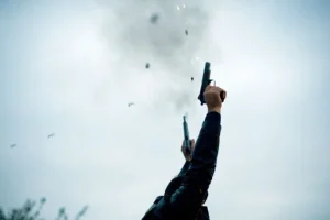 Έβγαλε το όπλο και έριχνε… μπαλωθιές – Μία σύλληψη