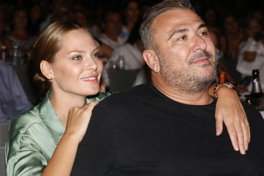 Υβόννη Μπόσνιακ: Η στιγμή που φιλά τρυφερά τον Αντώνη Ρέμο όταν κατέβηκε από τη σκηνή