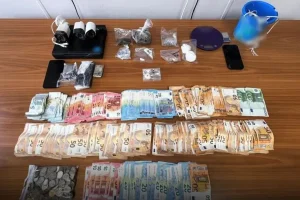 Αττική: 5 συλλήψεις για κατοχή και διακίνηση ουσιών