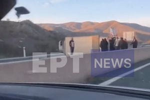 Νταλίκα “δίπλωσε” στην Εγνατία Οδό λίγο πριν τα Γρεβενά