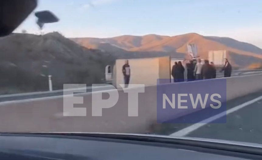 Νταλίκα “δίπλωσε” στην Εγνατία Οδό λίγο πριν τα Γρεβενά