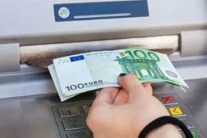 ΟΠΕΚΑ: Ποια επιδόματα πιστώνονται σήμερα στους τραπεζικούς λογαριασμούς