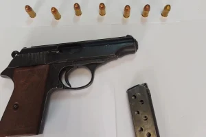 Χειροπέδες σε δύο άνδρες που απείλησαν με όπλο αστυνομικούς για να αποφύγουν τον έλεγχο