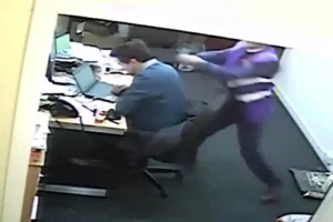 Ουαλία: Διευθυντής σχολείου επιτέθηκε με γαλλικό κλειδί σε καθηγητή (video)