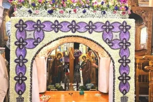 Ο Επιτάφιος – στολίδι της Ουρανούπολης: 200.000 χάντρες, 30.000 χρυσάνθεμα και άρωμα παράδοσης