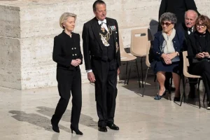 Βατικανό: Φον ντερ Λάιεν και Τραμπ χαιρετήθηκαν δια χειραψίας στην κηδεία του Πάπα Φραγκίσκου