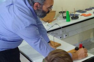 Παιχνίδια από ανακυκλώσιμα υλικά κατασκευάζει συνταξιούχος νηπιαγωγός