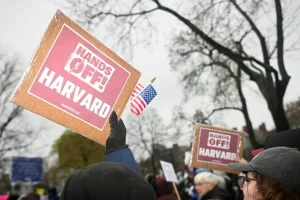 100 αμερικανικά πανεπιστήμια καταδικάζουν τις παρεμβάσεις Τραμπ στην εκπαίδευση