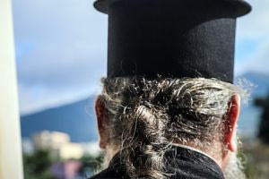Απίστευτο περιστατικό σε χωριό της Κρήτης: Άνδρας επιτέθηκε με σκεπάρνι στον ιερέα και τον ψάλτη
