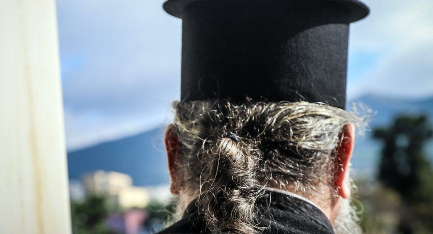 Απίστευτο περιστατικό σε χωριό της Κρήτης: Άνδρας επιτέθηκε με σκεπάρνι στον ιερέα και τον ψάλτη