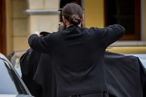 Απίστευτο κι όμως αληθινό: Ιερέας στην Κεφαλονιά είπε το «Χριστός Ανέστη» με… δυναμιτάκια