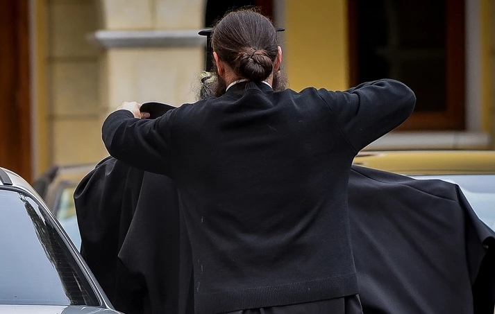 Απίστευτο κι όμως αληθινό: Ιερέας στην Κεφαλονιά είπε το «Χριστός Ανέστη» με… δυναμιτάκια