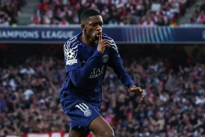 Άρσεναλ – Παρί Σεν Ζερμέν 0-1: Οι Γάλλοι έκαναν το πρώτο βήμα για τον τελικό με σκόρερ τον ηγέτη Ντεμπελέ