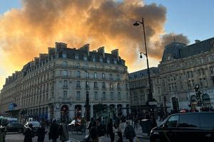 Μεγάλη φωτιά στο Παρίσι- Έκκληση της Πυροσβεστικής στους πολίτες να αποφύγουν την περιοχή