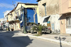 Επικό παρκάρισμα τράκτορα στη Σούδα