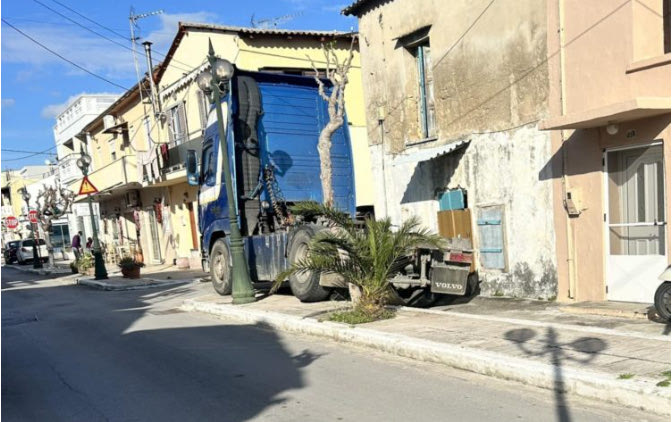 Επικό παρκάρισμα τράκτορα στη Σούδα