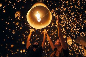 Πάσχα στην Ελλάδα: Ρουκετοπόλεμος, αυγομαχίες, κάψιμο Ιούδα και… Τελετή του Νιπτήρος