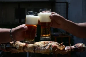 Φυσικοί τρόποι ανακούφισης από το φούσκωμα μετά το πασχαλινό τραπέζι