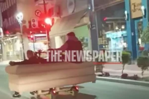 Νεαροί έβαλαν καναπέ πάνω σε πατίνια και έκαναν «βόλτα» στους δρόμους – Περνούσαν με κόκκινο τα φανάρια