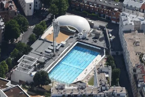 Παρίσι: Υπό επιτήρηση οι δημοτικές πισίνες έπειτα από καταγγελίες για ηδονοβλεψίες