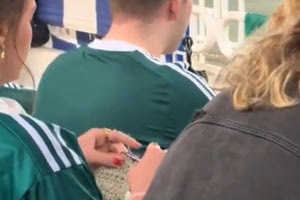 Οπαδός του Παναθηναϊκού πήγε στο ματς κόντρα στην ΑΕΚ για να… πλέξει – Δείτε βίντεο