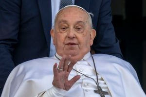 Αυτή είναι η αιτία θανάτου του Πάπα Φραγκίσκου – Χιλιάδες πιστοί προσεύχονται στο Βατικανό