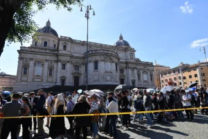 Κοσμοσυρροή για το λαϊκό προσκύνημα στον τάφο του Πάπα Φραγκίσκου – Ξεπερνά τις 2 ώρες η αναμονή